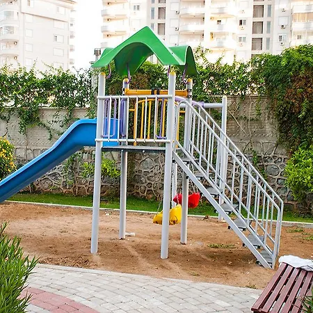 Crystal Garden Apartman *